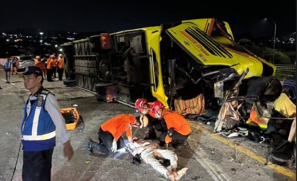 Tragedi Maut Tol Krapyak: Bus Cahaya Trans Terguling, 15 Penumpang Tewas dan 19 Luka. (X@bambangsuling11)